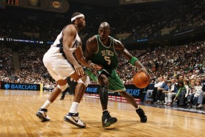 JIUYOU GAMING-又抢下16个篮板！抱歉基德：你从历史第一变成了历史第二，基德篮球视频